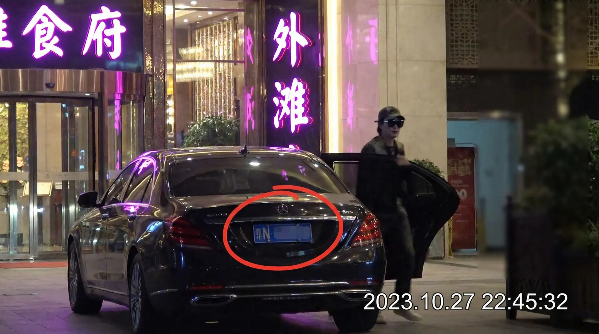 班主任成了全班的玩具 - 豪车餐厅外偷拍